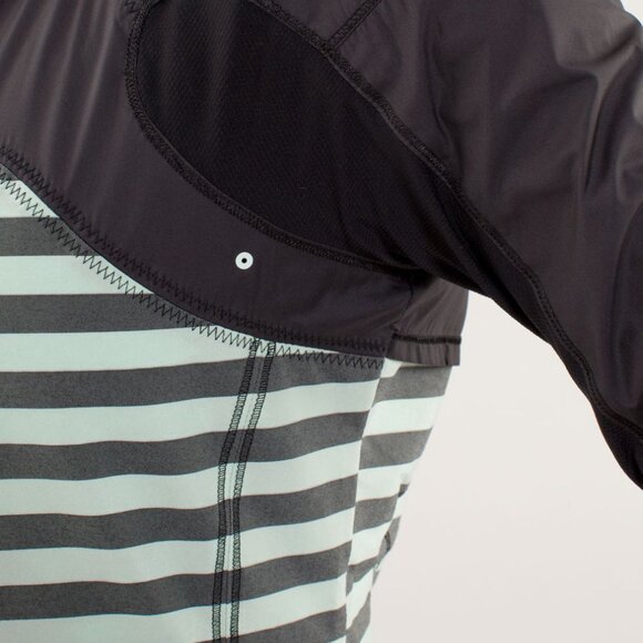 Like new! Lululemon Run Get Up & Glow Jacket coat Reflective, black & mint green - Picture 6 of 13